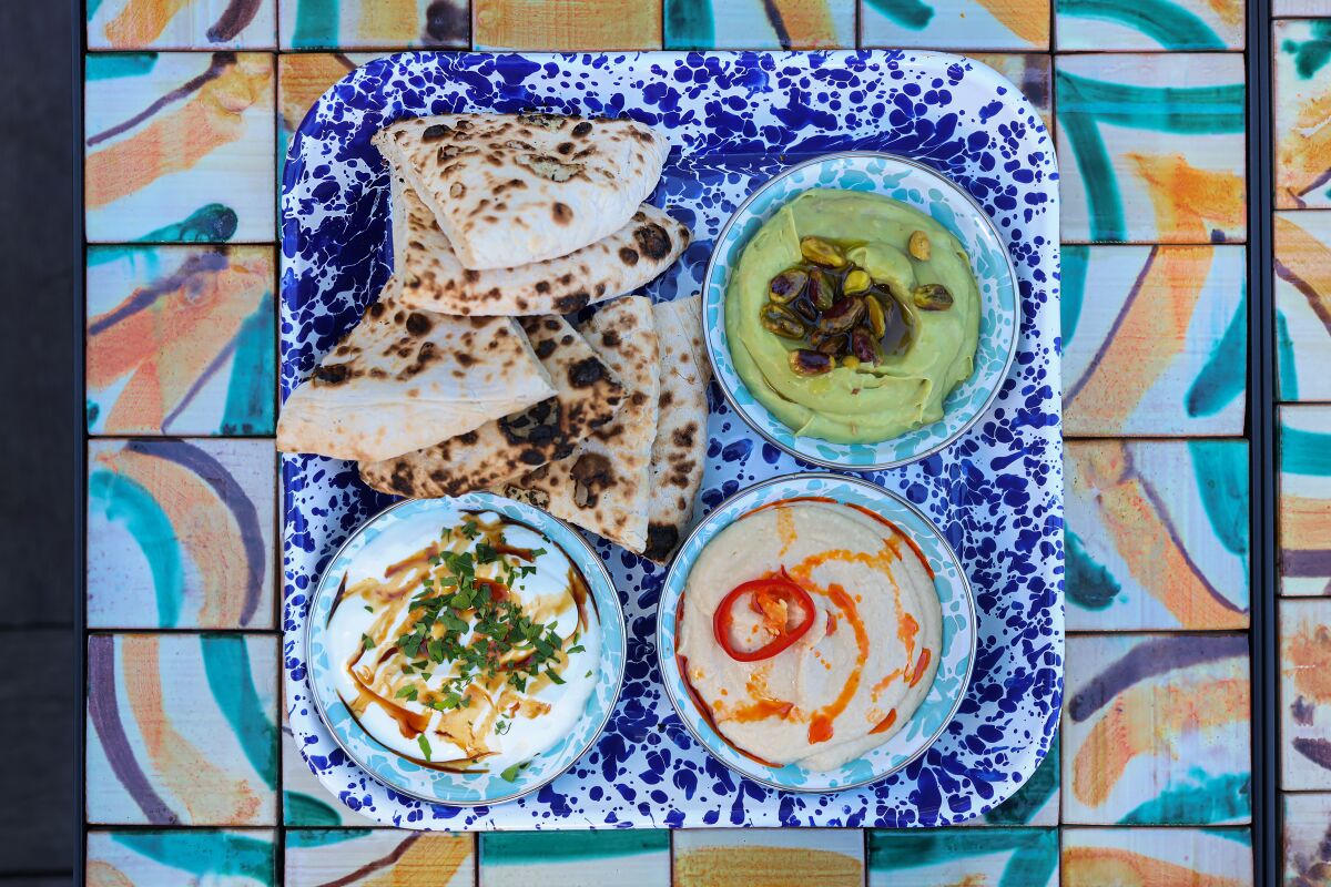 Plato de mezze en un restaurante bar