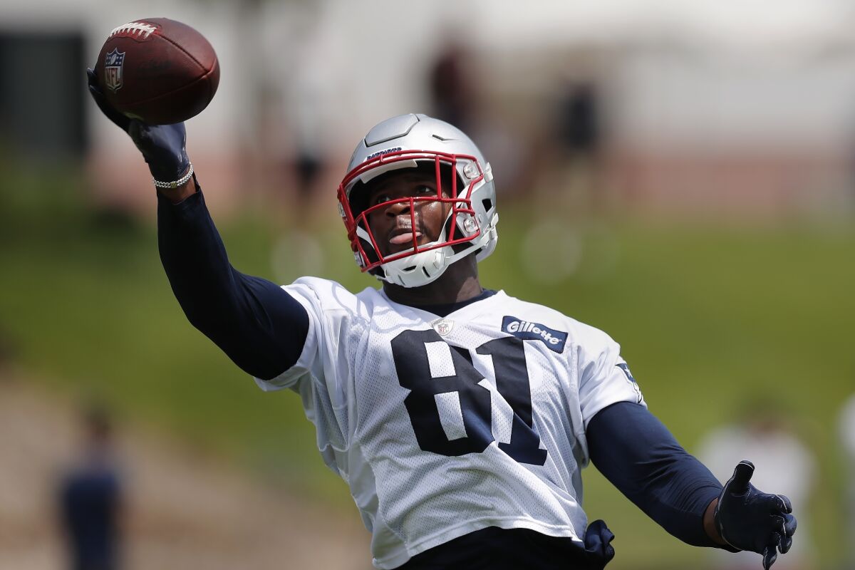 Jonnu Smith injury update: How to handle the Patriots TE vs. Chargers in  Week 8 - DraftKings Network