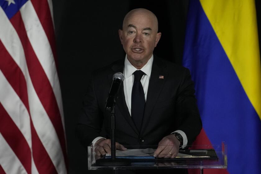 El secretario de Seguridad Nacional de EEUU, Alejandro Mayorkas, ofrece una declaración sobre migración en el Ministerio de Relaciones Exteriores en Ciudad de Panamá, el martes 11 de abril de 2023. (Foto AP/Arnulfo Franco)