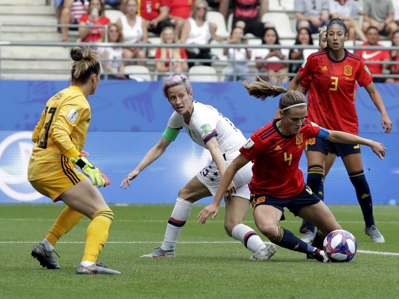 Spain's Irene Paredes, right, defends against Megan Rapinoe of the U.S.