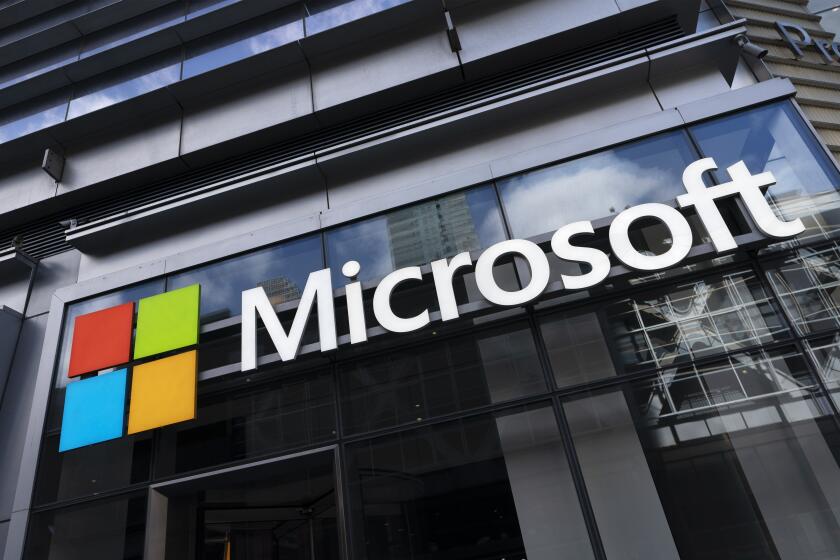 En esta foto del 6 de mayo del 2021 se ve la entrada de las oficinas de Microsoft en Nueva York. (AP Foto/Mark Lennihan)