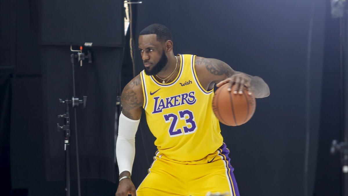 LeBron James takes it easy as Lakers manage veterans' workloads