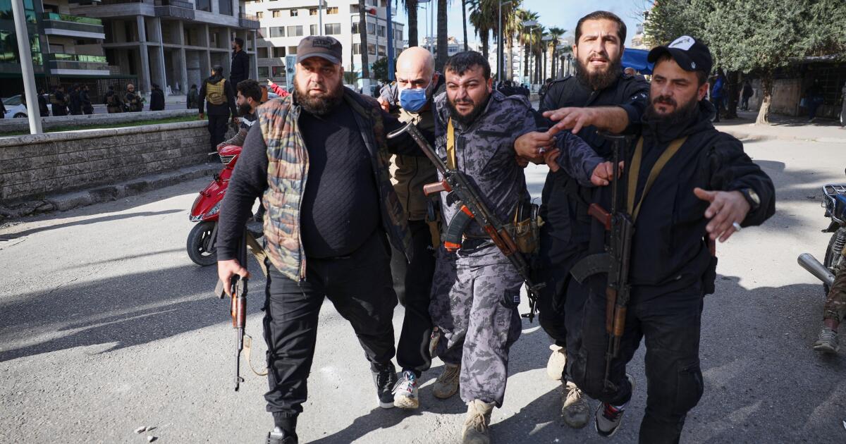 Três pessoas morreram e dezenas de outras ficaram feridas em confrontos entre alauitas e manifestantes da oposição na Síria. Três pessoas morreram e dezenas de outras ficaram feridas em confrontos entre alauitas e manifestantes da oposição na Síria.