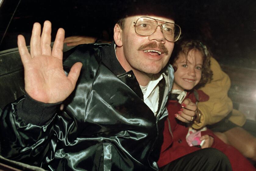 Terry Anderson, el rehén estadounidense que más tiempo permaneció cautivo en Líbano, sonríe junto a su hija de 6 años, Sulome, el 4 de diciembre de 1991 al salir de la residencia del embajador estadounidense en Damasco, Siria, tras la liberación de Anderson. (AP Foto/Santiago Lyon, Archivo)