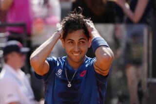 Alejandro Tabilo celebra tras derrotar a Novak Djokovic en el Abierto de Italia, el domingo 12 de mayo de 2024, en Roma. (AP Foto/Alessandra Tarantino)