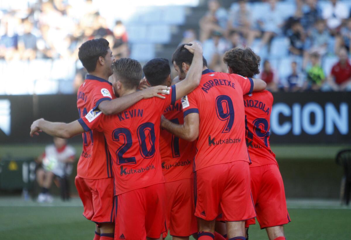 Los jugadores de la Real Sociedad celebran el gol marcado de penalti por su compañero William José ante el Celta, el tercero del conjunto donostiarra, durante el partido correspondiente a la primera jornada de LaLiga Santander disputado hoy en el estadio de Balaídos.