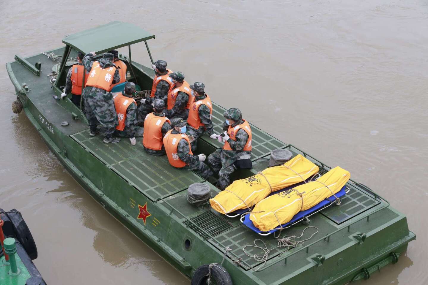 Passenger ship sinks in China