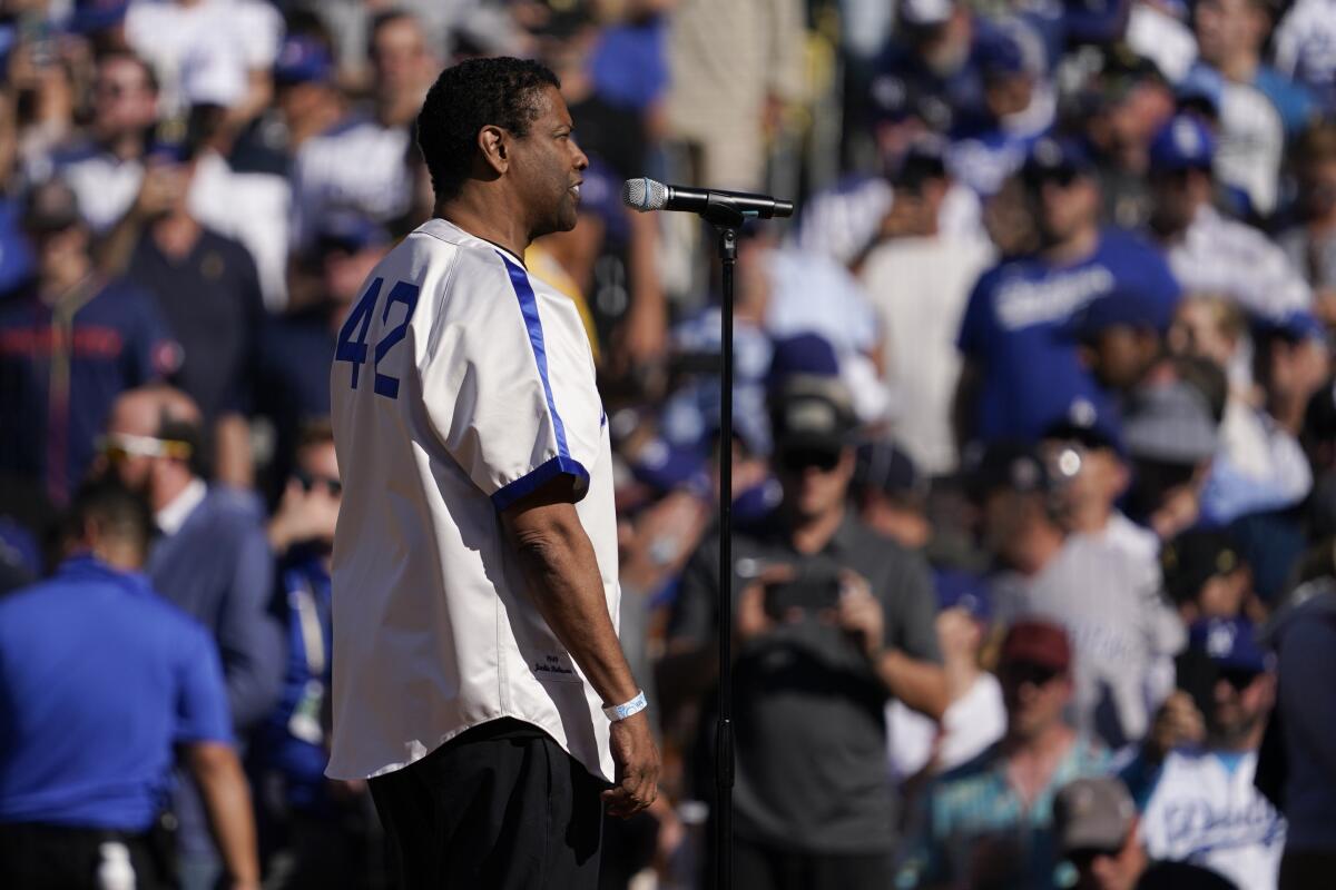 El actor Denzel Washington pronuncia un mensaje durante un homenaje al fallecido pelotero Jackie Robinson 