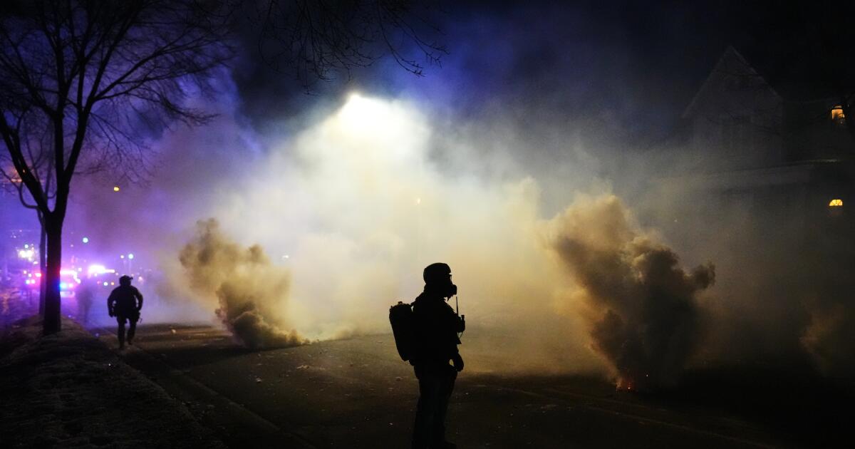 Um policial federal atira na perna de um homem após ser atacado durante uma prisão em Minneapolis, dizem as autoridades Um policial federal atira na perna de um homem após ser atacado durante uma prisão em Minneapolis, dizem as autoridades