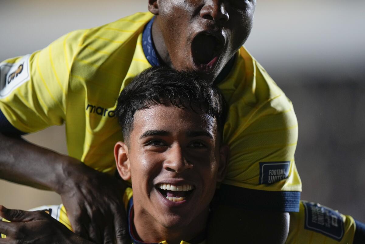 Kendry Páez (abajo) festeja tras anotar por la selección de Ecuador ante Bolivia 
