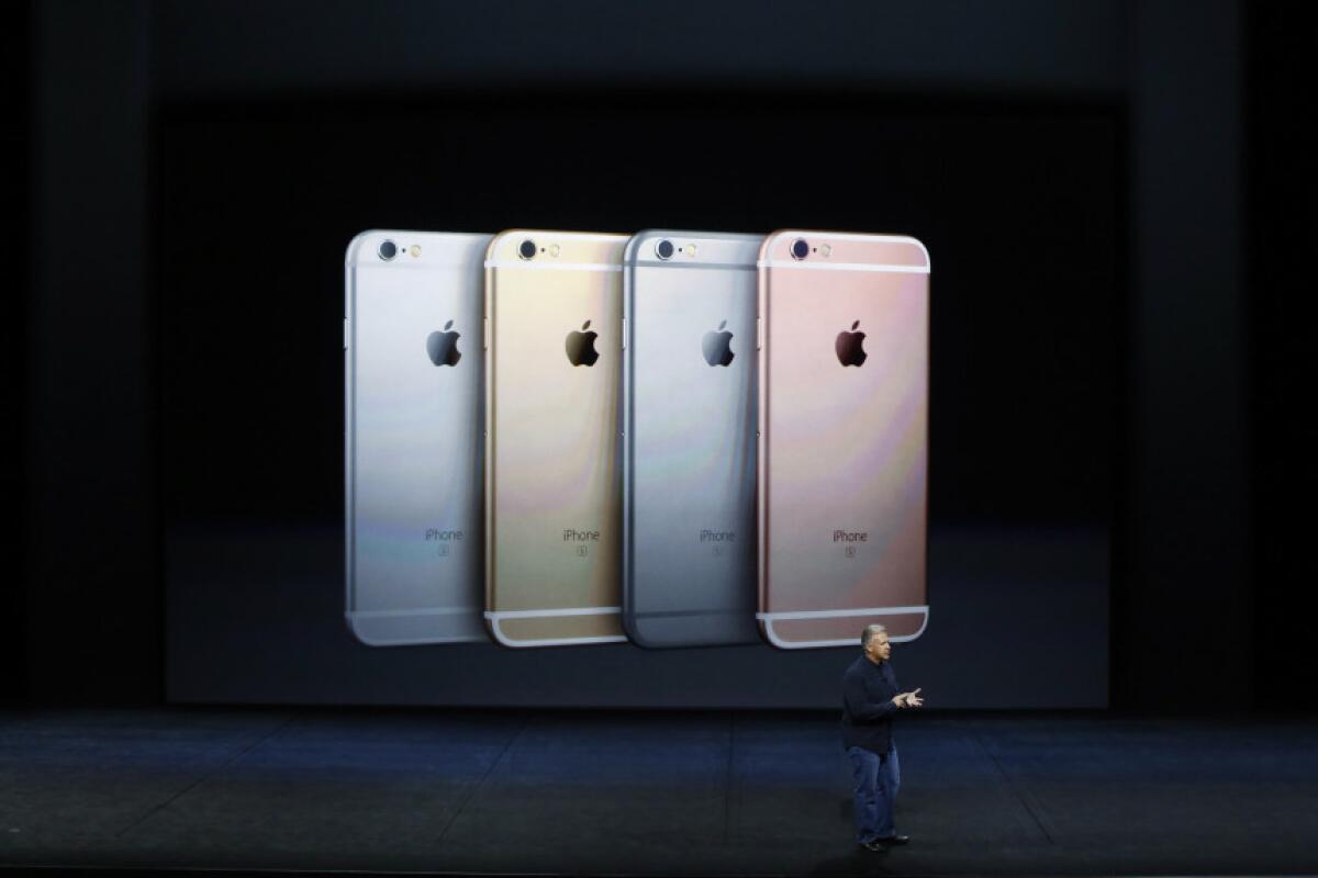 Phil Schiller, vicepresidente de mercadotecnia global de Apple, anuncia los colores de los nuevos iPhone 6s y 6s Plus.