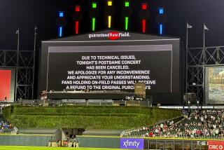 Un mensaje en el videomarcador del estadio Guaranteed Rate Field anuncia la cancelación del concierto que debían ofrecer Vanilla Ice, Tone Loc y Rob Base tras un partido de béisbol entre los Medias Blancas de Chicago y los Atléticos de Oakland, el 25 de agosto de 2023, en Chicago. (AP Foto/Charles Rex Arbogast)