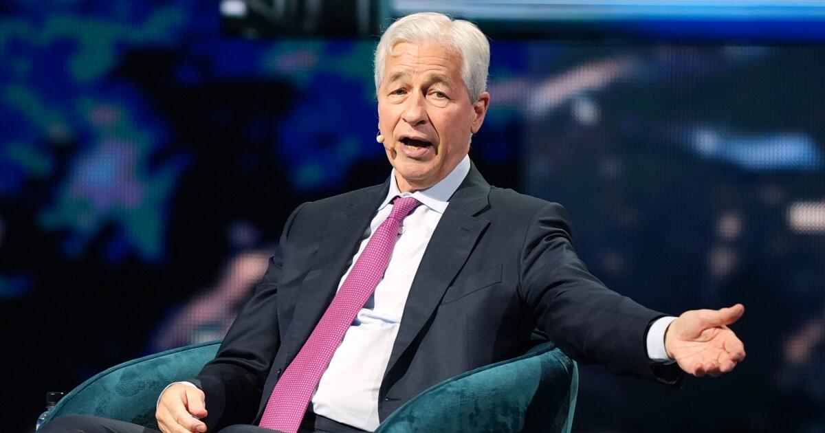 Trump processa JPMorgan em US$ 5 bilhões e acusa banco de fechar contas por motivos políticos Trump processa JPMorgan em US$ 5 bilhões e acusa banco de fechar contas por motivos políticos