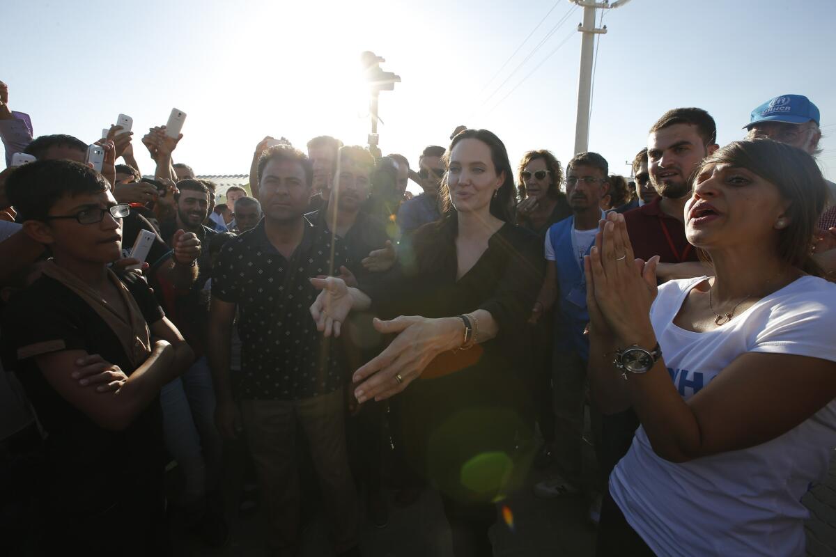 La actriz Angelina Jolie, enviada especial del Alto Comisionado de la ONU para los Refugiados, visita el campamento de refugiados de Mardin, Turquía, el sábado 20 de junio del 2015. (AP Foto/Emrah Gurel)