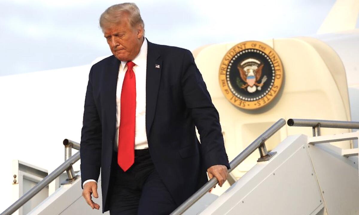 El presidente Donald Trump de Estados Unidos baja de su avión en Morristown, Nueva Jersey.