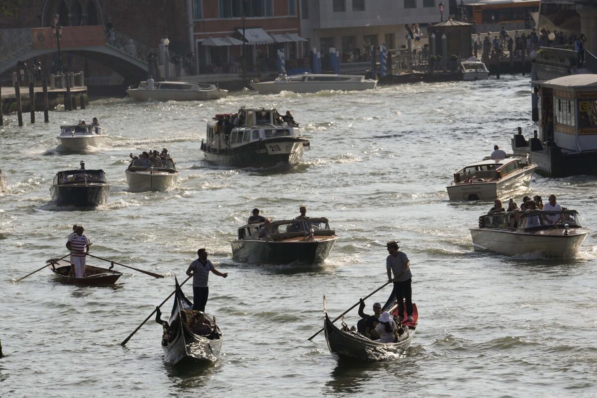 Vista de botes y góndolas en un canal en Venecia, 13 de setiembre de 2023.