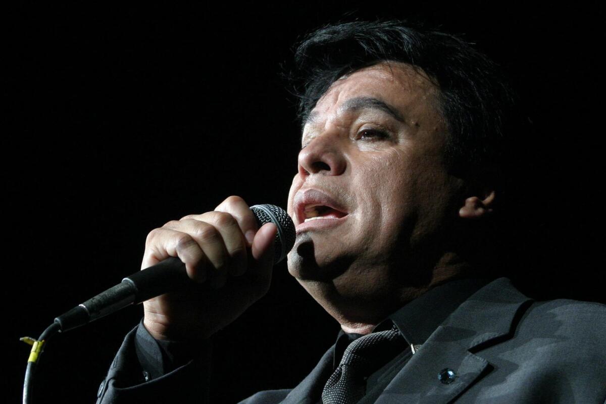 El cantante mexicano Juan Gabriel durante su concierto, en el Teatro del Madison Square Garden de Nueva York, EE UU.