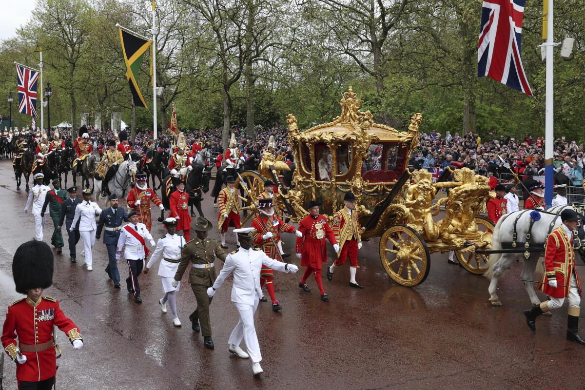 El Rey Carlos III y la reina Camila se trasladan en el carruaje dorado al Palacio de Buckingham 