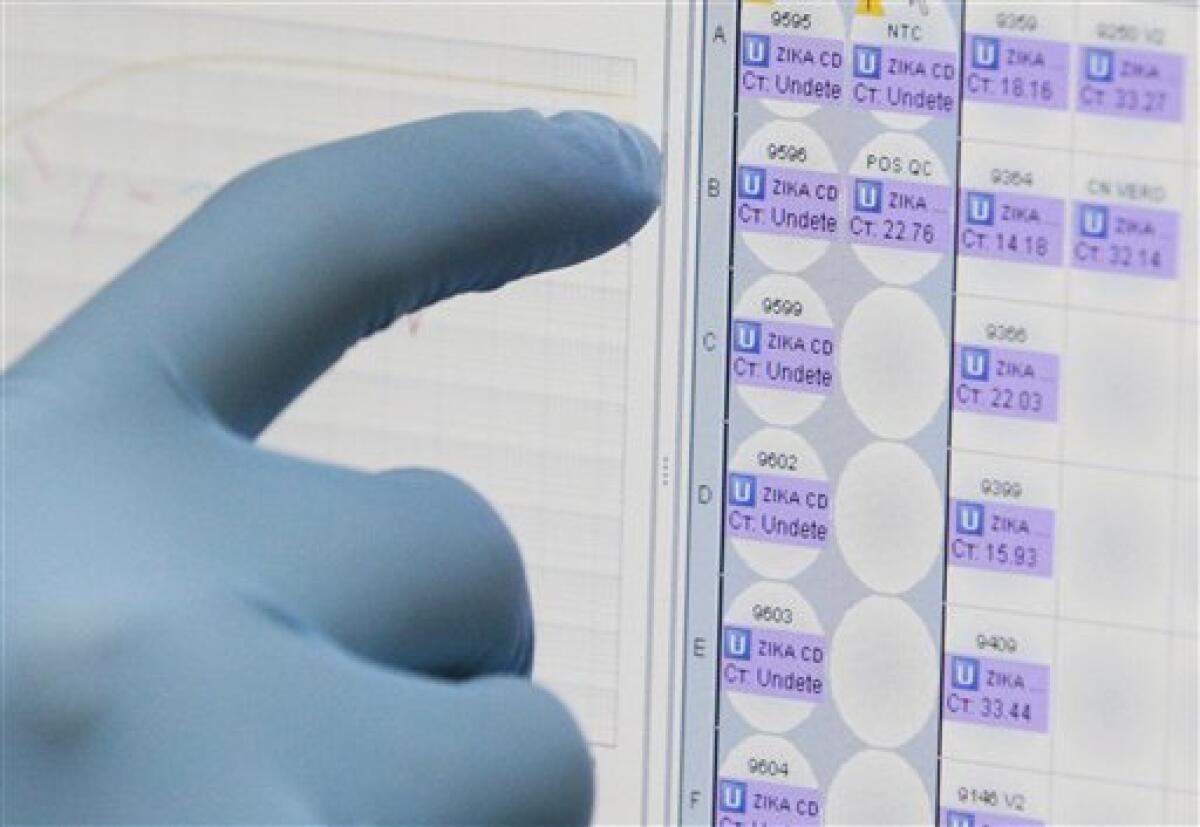 Un investigador médico usa un monitor que muestra resultados de análisis de sangre para varias enfermedades, incluyendo zika, en el laboratorio del Mamorial Gorgas en Panama City, Florida. (Foto AP/Arnulfo Franco)