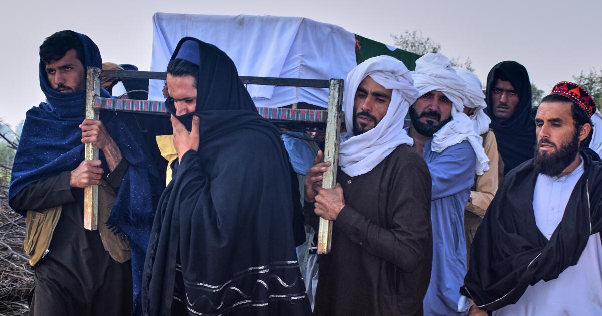 O Paquistão realizou ataques aéreos no Afeganistão e afirma ter matado 300