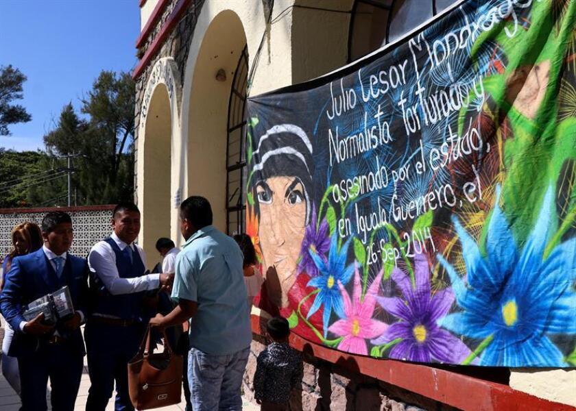 Un grupo de estudiantes es felicitado por sus familiares luego de su ceremonia de graduación de la Escuela Normal Rural de Ayotzinapa hoy, viernes 13 de julio de 2018, en Tixtla, estado de Guerrero (México). EFE