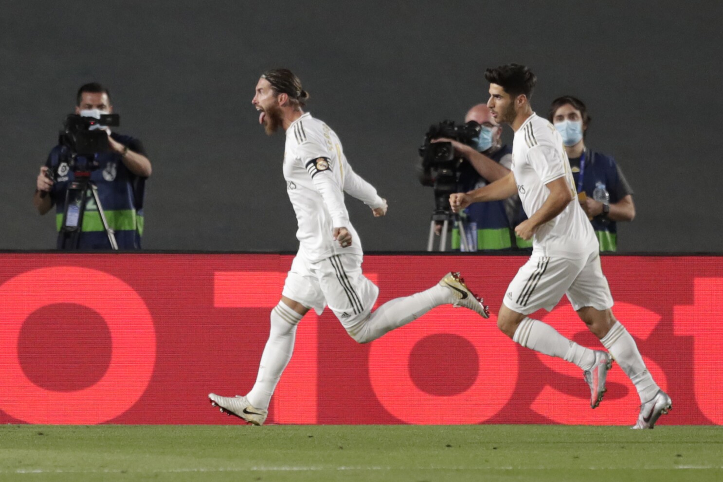 Soccer On Tv Barcelona And Real Madrid Battling For Top Spot Los Angeles Times