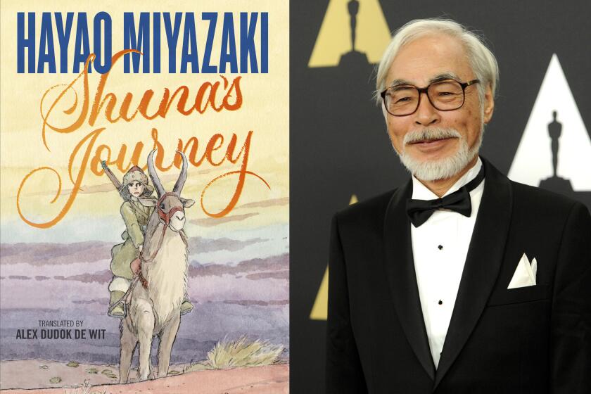En esta combinación de fotos, la portada de la novela gráfica "Shuna's Journey" de Hayao Miyazaki, a la izquierda, y Miyazaki en la 6ta entrega anual de los Premios de los Gobernadores en Los Ángeles el 8 de noviembre de 2014. El libro se publicará el 1 de noviembre de 2022 en Estados Unidos. (First Second vía AP, izquierda, y foto AP)