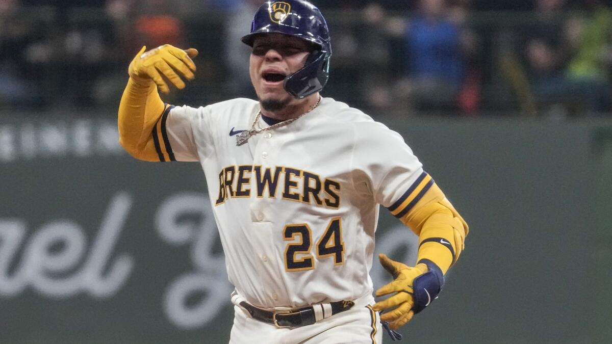 Contreras drives in 3 runs as Brewers beat Giants 7-5