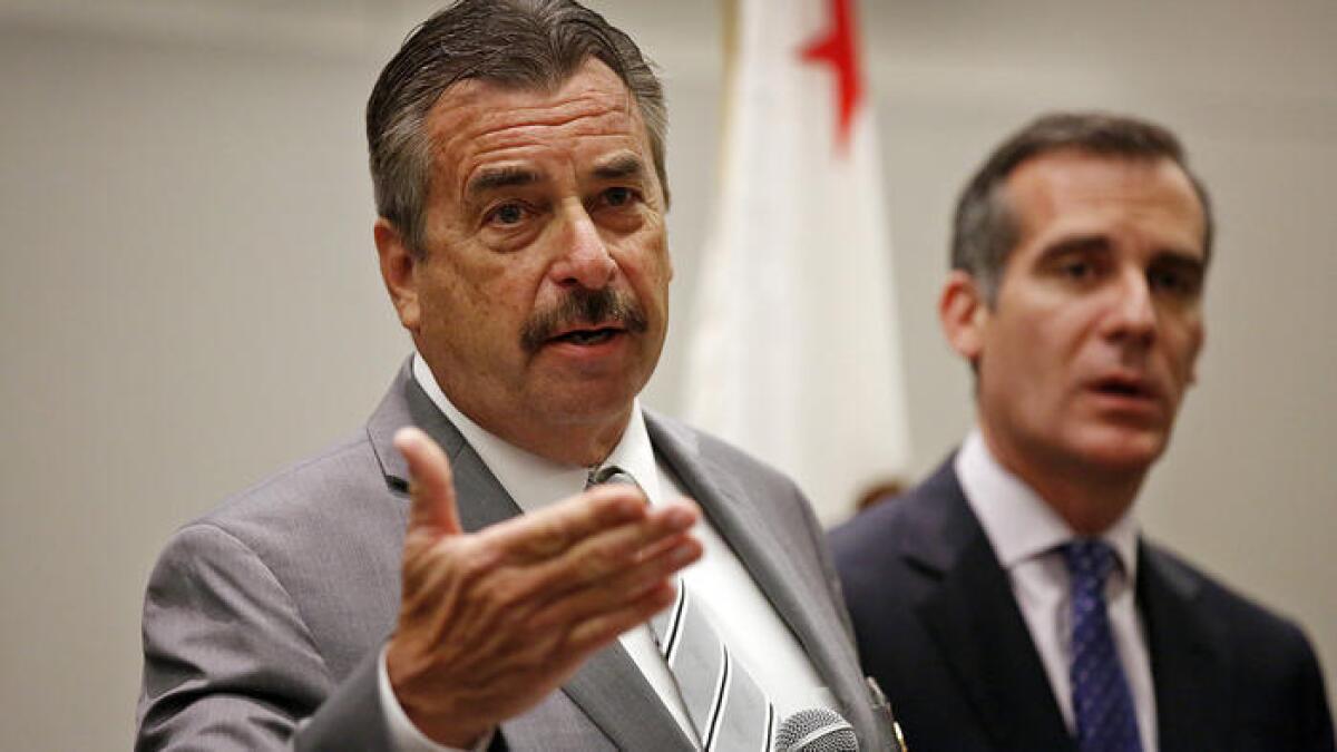 El alcalde Garcetti (der.) escucha al jefe del LAPD, Charlie Beck, anunciar los detalles de un arresto en relación con el caso de un secuestro y abuso sexual, que ocurrió el pasado 3 de abril.