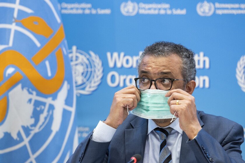 Archivo - Tedros Adhanom Ghebreyesus, director general de la OMS, se apresta a retirarse la mascarilla