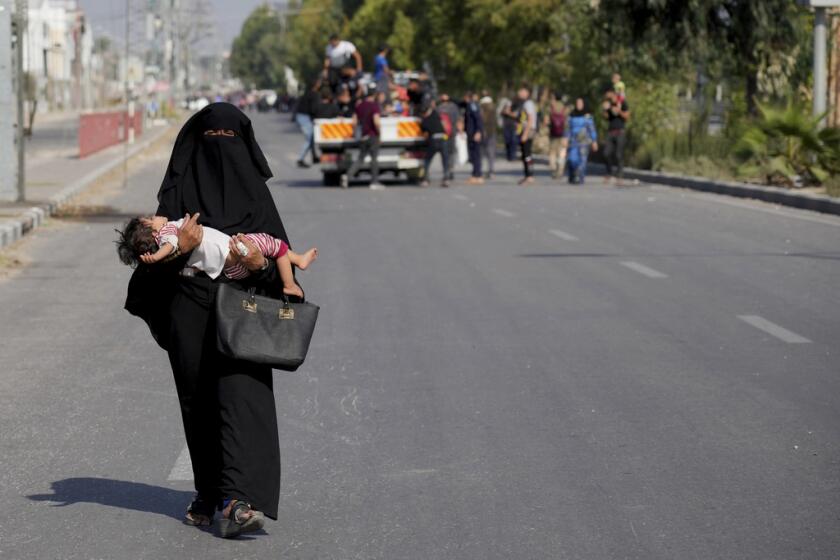 Palestinos huyen del sur de la Franja de Gaza 