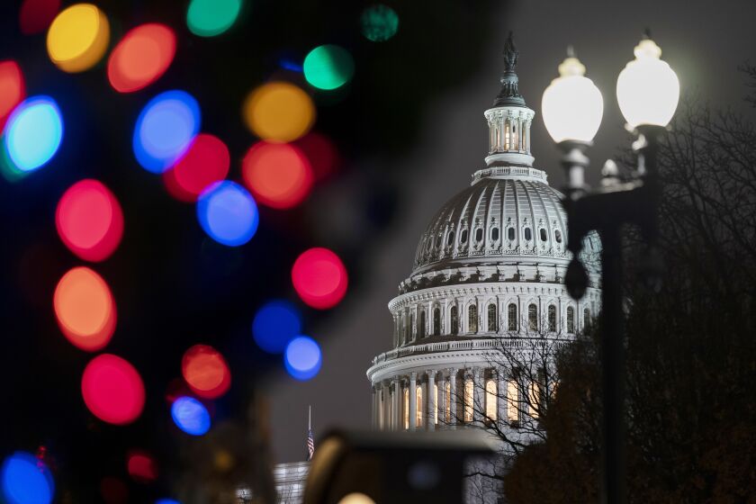 La imagen muestra al Capitolio en Washington con luces navideñas. La Cámara de Representantes de Estados Unidos dio el jueves 8 de diciembre de 2022 aprobación final a una ley que protege los matrimonios del mismo sexo y e interraciales. La ley va ahora a la firma del presidenre Joe Biden. (AP Foto/J. Scott Applewhite)