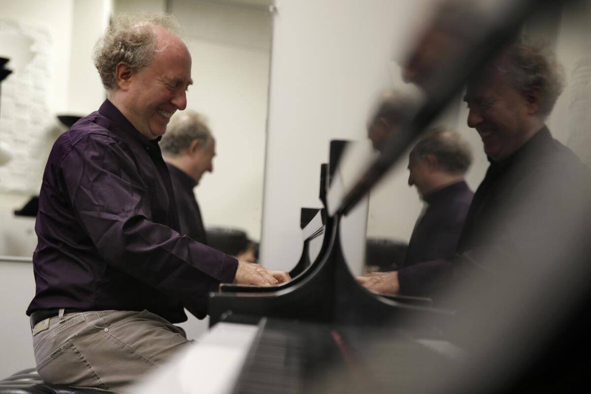 Jeffrey Kahane, director of the Los Angeles Chamber Orchestra, will perform a Mozart piano concerto in his final concert, leading the orchestra from his seat at the keyboard.