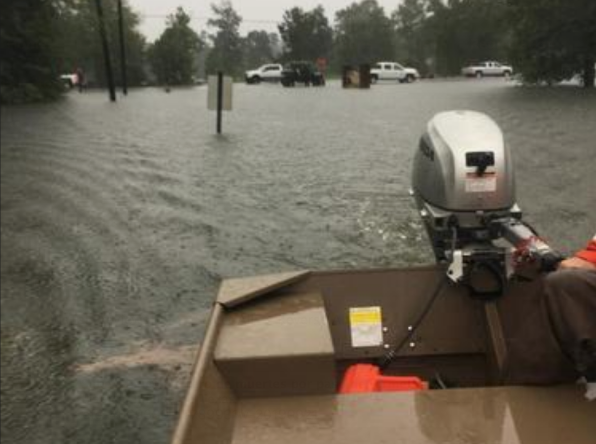 Una foto informativa puesta a disposición por la Guardia Costera de los EE. UU. Muestra a los equipos de respuesta de aguas someras de la Guardia Costera de la Unidad de Seguridad Marina Baton Rouge realizando operaciones de rescate cerca de Beaumont, Texas, EE. UU., el 19 de septiembre de 2019. Múltiples unidades de la Guardia Costera están ayudando a las agencias locales a ayudar a los necesitados debido a las inundaciones causadas por la depresión tropical Imelda. EFE/EPA