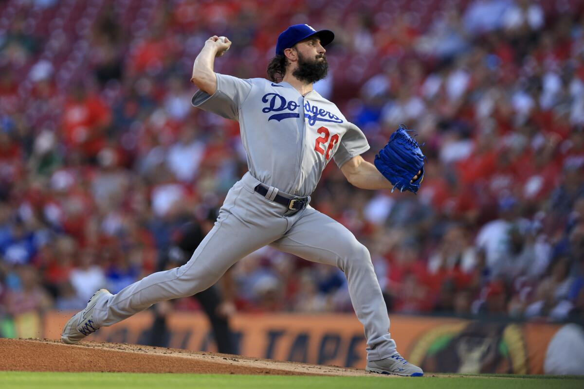 Tony Gonsolin, de los Dodgers de Los Ángeles, hace un pitcheo en la primera entrada del juego