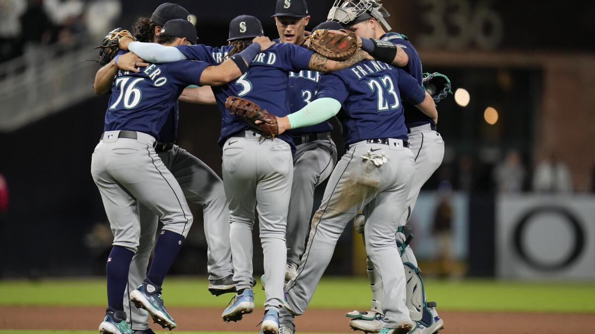 Mariners score five runs in eighth to complete sweep of Padres, who go down  feebly again - The San Diego Union-Tribune