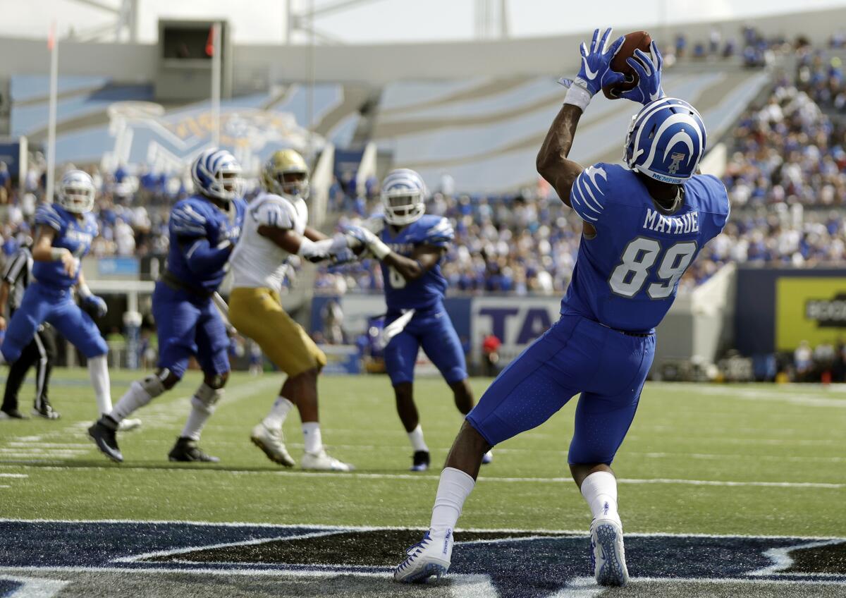 Memphis wide receiver Phil Mayhue (89) catches a three-yard touchdown pass to put Memphis ahead of UCLA to stay in the fourth quarter.