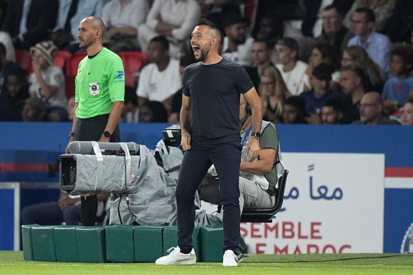 Nice's head coach Francesco Farioli gives instructions during the French League One soccer match between Paris Saint Germain and Nice at Parc des Princes stadium in Paris, Friday, Sept. 15, 2023. (AP Photo/Michel Euler)