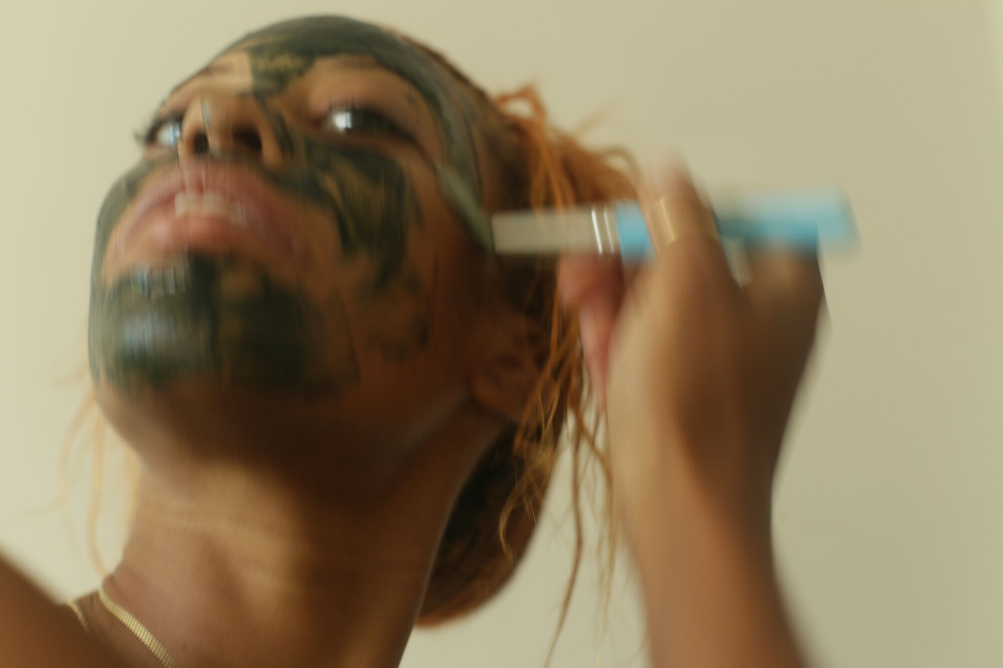 Rikkí Wright applies a face mask.