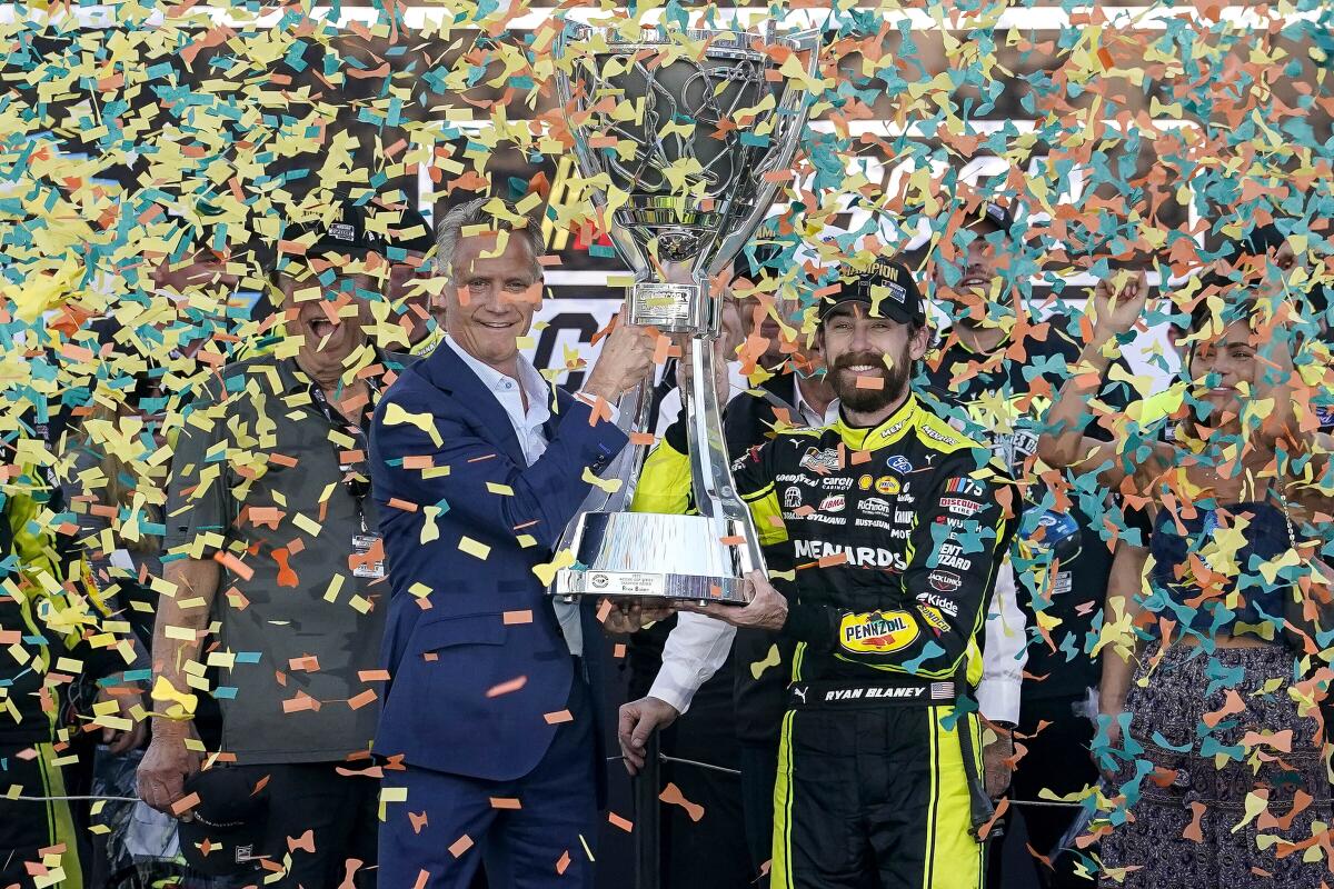 Ryan Blaney, centro derecha, recibe la Copa de Campeonato de la NASCAR Cup Series de NASCAR.