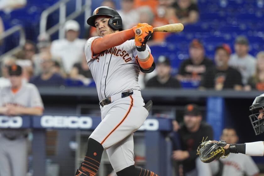 Thairo Estrada, de los Gigantes de San Francisco, batea un doble hacia el jardín izquierdo durante la segunda entrada del juego de béisbol en contra de los Marlins de Miami, el miércoles 17 de abril de 2024, en Miami. Jorge Soler anotó en la jugada. (AP Foto/Marta Lavandier)