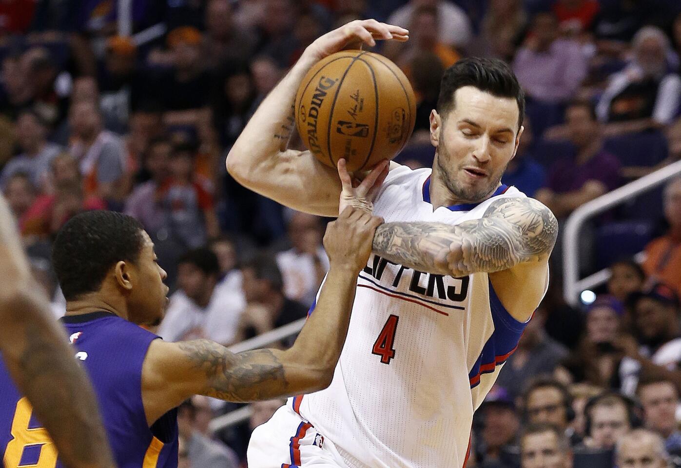 Suns guard Tyler Ulis tries to steal the ball from Clippers guard J.J. Redick (4) during the first half.