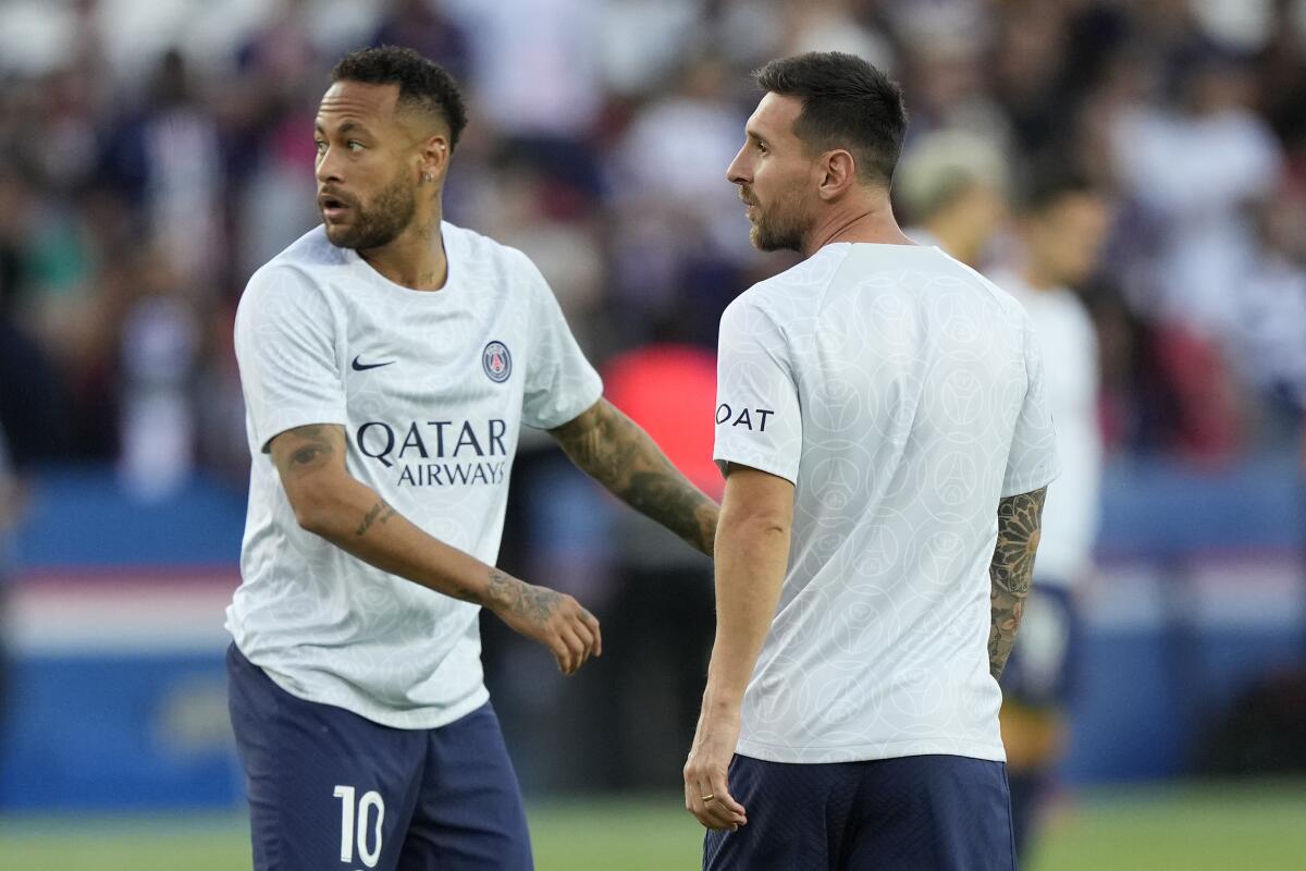 El delantero argentino Lionel Messi (derecha) y su compañero brasileño Neymar del Paris Saint-
