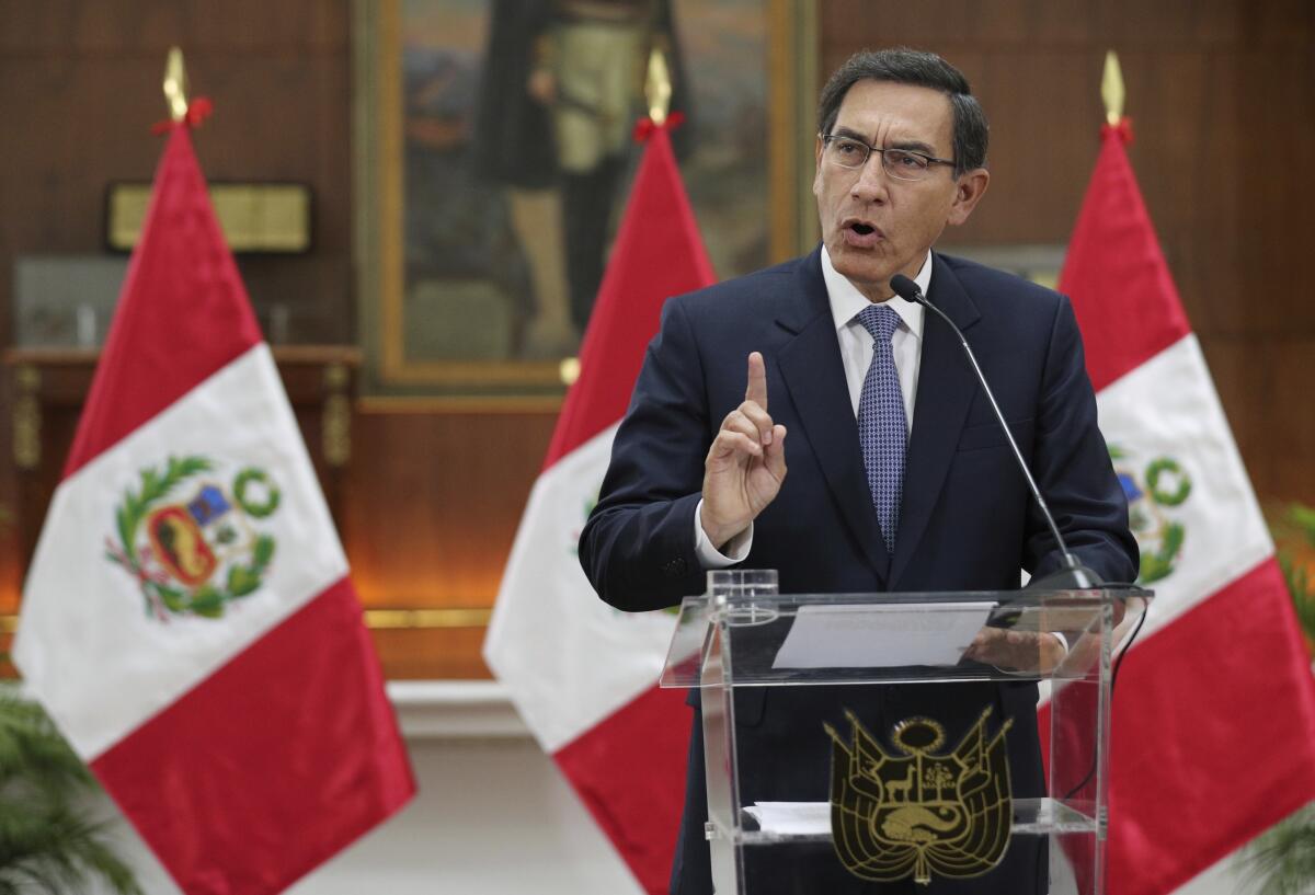 ARCHIVO - El presidente de Perú, Martín Vizcarra, pronuncia un mensaje en el palacio 