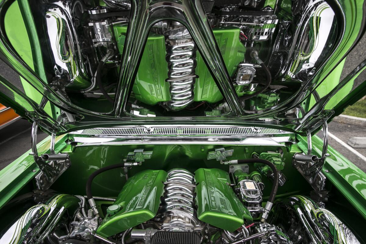Un cofre espejado refleja un finamente detallado motor de Corvette LS dentro del Impala (Robert Gauthier / Los Angeles Times).