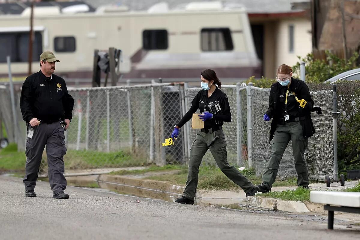 Oficiales del sheriff del condado de Tulare investigan la escena del tiroteo del lunes en Goshen, California.