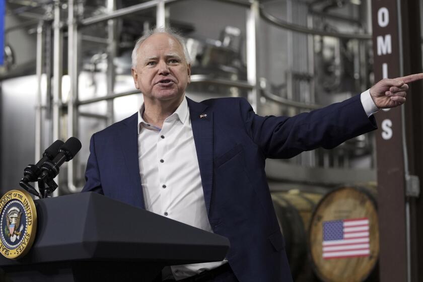 El gobernador Tim Walz, demócrata de Minnesota, habla ante el presidente Joe Biden en la cervecería Earth Rider Brewery, el 25 de enero de 2024, en Superior, Wisconsin. (Foto AP/Alex Brandon, Archivo)