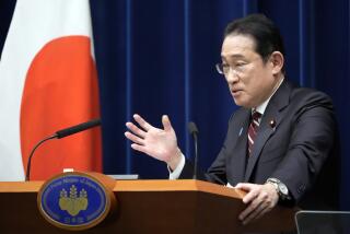El primer ministro japonés Fumio Kishida habla en una conferencia de prensa en Tokio, el jueves 28 de marzo de 2024. (AP Foto/Eugene Hoshiko, Pool)