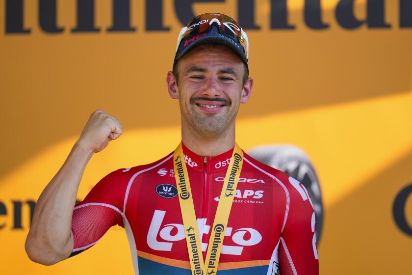 El belga Victor Campenaerts celebra al ganar la 18ma etapa del Tuor de Francia entre Gap y Barcelonette, Francia el jueves 18 de julio del 2024. (AP Foto/Jerome Delay)