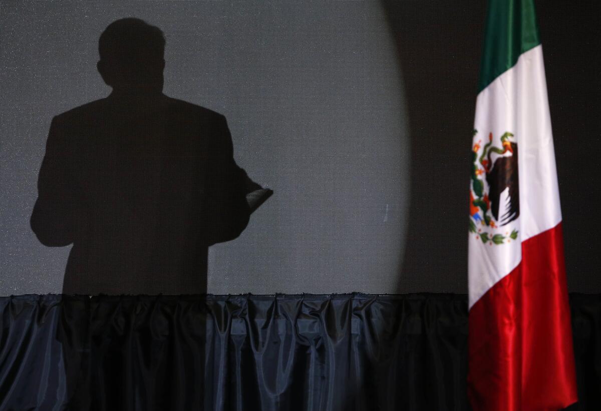 ARCHIVO - La sombra del candidato presidencial Andrés Manuel López Obrador 